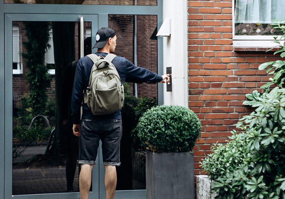 MOCHILA E UNIFORME ESCOLAR PARA ADENTRAR CONDOMÍNIOS