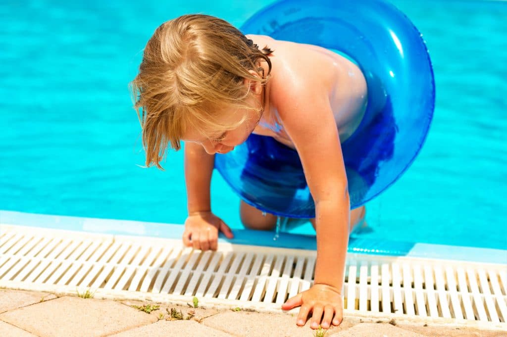 VERÃO: CRIANÇAS NA PISCINA